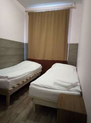 Гостиница Бон Вояж Санкт-Петербург Двухместный номер с 2 отдельными кроватями и собственной ванной комнатой-9