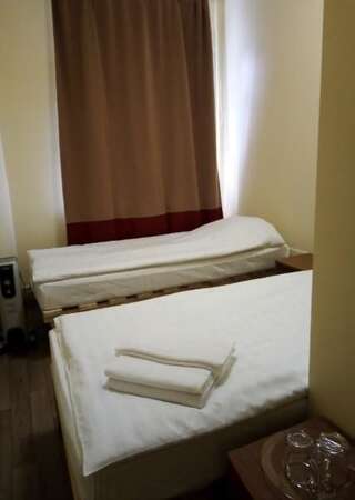 Гостиница Бон Вояж Санкт-Петербург Двухместный номер с 2 отдельными кроватями и собственной ванной комнатой-12