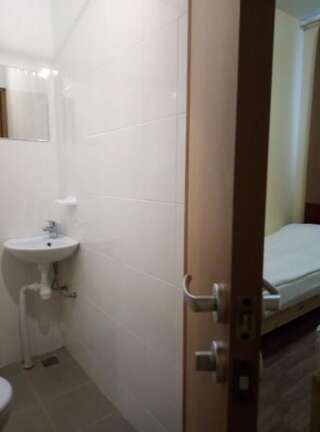 Гостиница Бон Вояж Санкт-Петербург Двухместный номер с 2 отдельными кроватями и собственной ванной комнатой-1