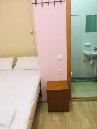 Гостиница Бон Вояж Санкт-Петербург Двухместный номер с 1 кроватью и собственной ванной комнатой, без окна-3